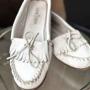 Minnetonka white leather kilty moccasins womens 9 size